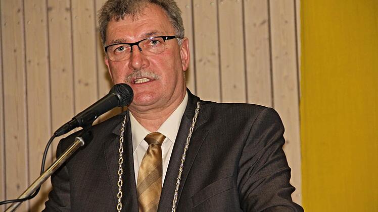 Bürgermeister Helmut Dietz bei seiner Ansprache. Foto. Helmut Will