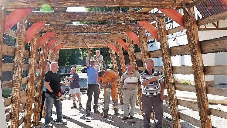 Der Bergbaustollen für die Bergbauausstellung in Neukenroth ist dem deutschen Türstock-System nachempfunden. Zuständig dafür waren die ehemaligen Stockheimer Knappen.  Foto: Gerd Fleischmann