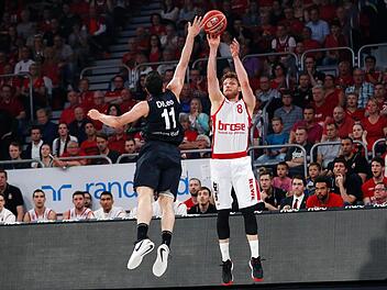 Am vergangenen Sonntag konnten die Bamberger gegen Bonn noch vorlegen. Am Dienstag k&ouml;nnen sie nun in Bonn alles klar machen. Gelingt das?  Foto: Daniel L&ouml;b