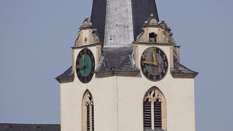 An der Turmuhr der Stadtpfarrkirche Eltmann müssen die Zifferblätter in Blickrichtung Bamberg (rechts) und Limbach erneuert werden.