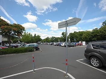 Einkaufen, wo jetzt noch Autos parken: Der Salinenparkplatz ist nach wie vor ein Kandidat für die Ansiedlung dessen, was in Bad Kissingen Magnetbetrieb heißt.  Foto: Siegfried Farkas