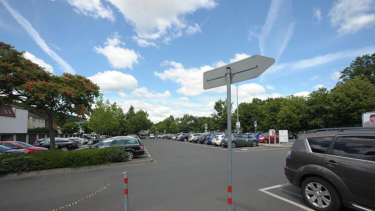 Einkaufen, wo jetzt noch Autos parken: Der Salinenparkplatz ist nach wie vor ein Kandidat für die Ansiedlung dessen, was in Bad Kissingen Magnetbetrieb heißt.  Foto: Siegfried Farkas