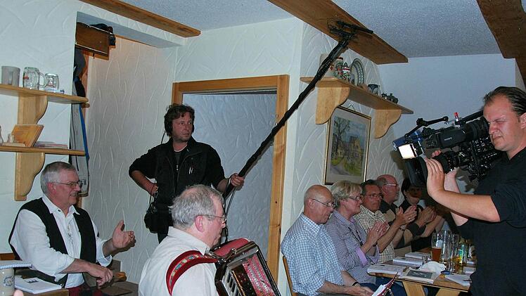 Beim Wirtshaussingen vor ein paar Jahren war sogar das Bayerische Fernsehen in Tennach vertreten. Foto: Dieter Hübner