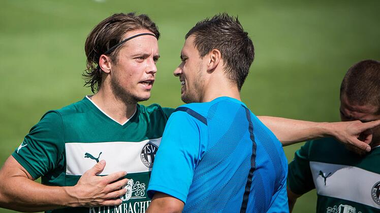 Am Anfang seiner Bundesliga-Karriere: Christian Dietz diskutiert im Jahr 2014 mit einem Spieler des TSV Neudrossenfeld. Archiv/Alexander Muck