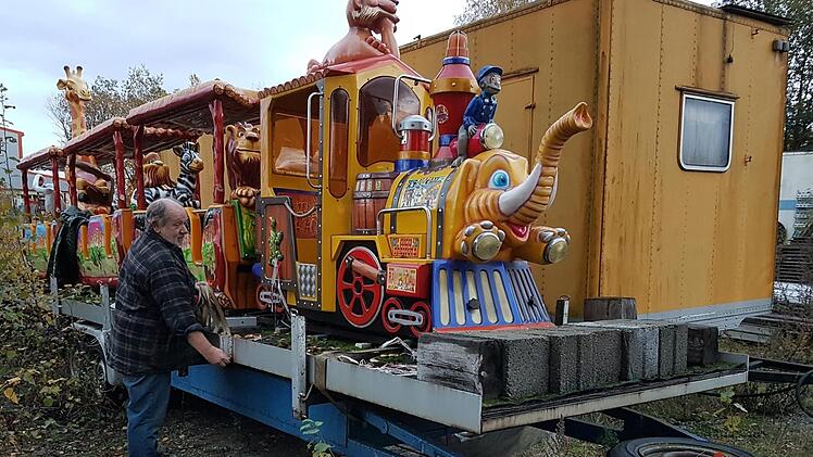 Die Kindereisenbahn steht still: Schausteller Jürgen Wiesel aus Thurnau hat 2020 mit seinen Fahrgeschäften und Buden noch keinen Euro Umsatz gemacht. Foto: Alexander Hartmann