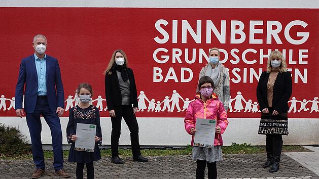 Die Urkunde zur Projektteilnahme der Klassen 1a und 1b nahm die Schulleiterin der Sinnberg-Grundschule Bad Kissingen, Anja Weigand-Hartmann (rechts, au&szlig;en), von AOK-Direktor Frank D&uuml;nisch (links, au&szlig;en) dankbar entgegen. Mit ihr freuten sich die Klassenlehrerinnen Christine Steigmeier (1b) und Tanja P&ouml;pperl (1a; beide Bildmitte) sowie die Sch&uuml;lervertreter der teilnehmenden Klassen. Foto: Lothar Zachmann,  AOK