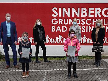 Die Urkunde zur Projektteilnahme der Klassen 1a und 1b nahm die Schulleiterin der Sinnberg-Grundschule Bad Kissingen, Anja Weigand-Hartmann (rechts, außen), von AOK-Direktor Frank Dünisch (links, außen) dankbar entgegen. Mit ihr freuten sich die Klassenlehrerinnen Christine Steigmeier (1b) und Tanja Pöpperl (1a; beide Bildmitte) sowie die Schülervertreter der teilnehmenden Klassen. Foto: Lothar Zachmann,  AOK
