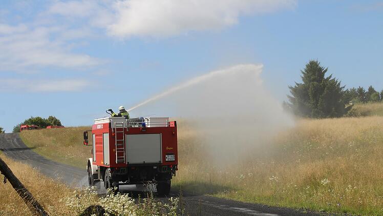Vom Boden aus waren viele Feuerwehren vor Ort.