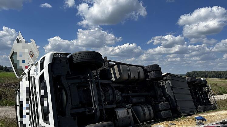 Lastwagen kippt in Baustelle um: 21 Tonnen Fleisch geladen