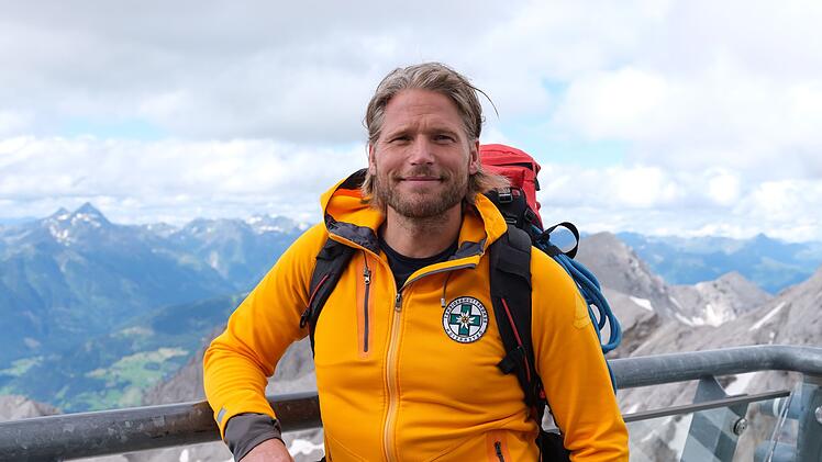 Sebastian Ströbel ist nicht nur Schauspieler und Autor, sondern auch Hauptdarsteller aus der Serie "Die Bergretter" (neue Folgen ab Donnerstag, 30. Oktober, 20.15 Uhr, ZDF) und damit ein waschechter Bergfex.