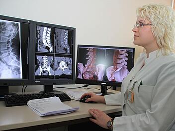 Radiologie-Assistenzärztin Anna Duraj vergleicht am Bildschirm eine Serie von digitalen Röntgenbildern. Fotos: Dagmar Besand