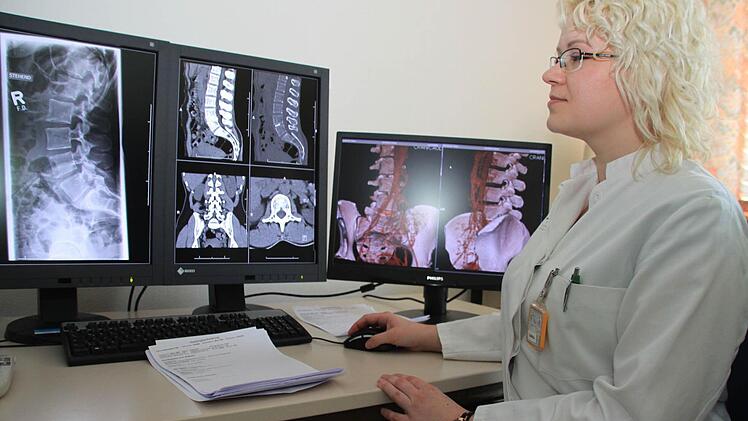 Radiologie-Assistenzärztin Anna Duraj vergleicht am Bildschirm eine Serie von digitalen Röntgenbildern. Fotos: Dagmar Besand