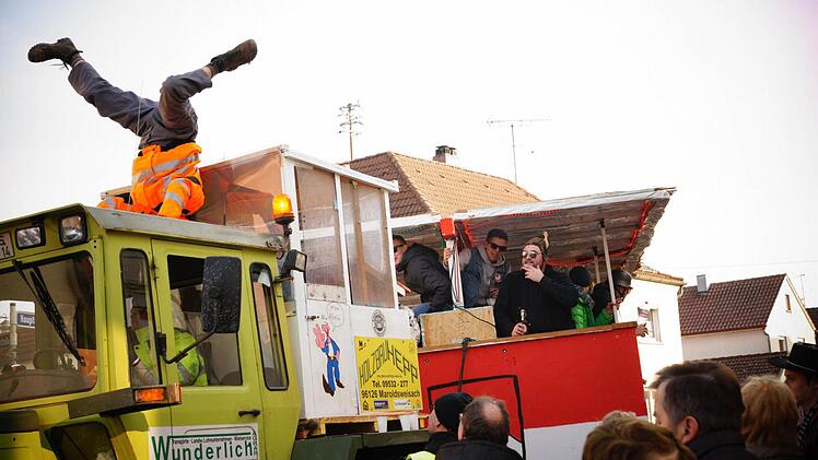 Beim Umzug war zwischendurch genug Zeit für ein kleines Kunststück. Foto: Sarah Dann