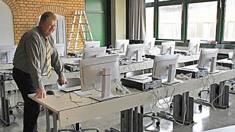 Schulleiter Rudolf Schirmer in dem Raum der Tourismusschule Franken, in dem gerade ein virtuelles Reisebüro entsteht.  Foto: Marco Meißner