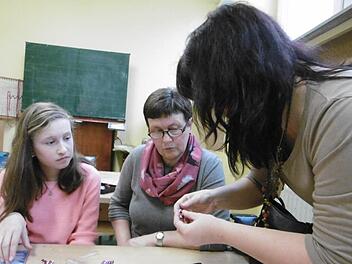 Wilma Schüßler, hier mit ihrer Enkelin Antonia Strebl, gestaltete ein Kreuz, "weil ich sehr gern bastele" .Foto: Regina Rinke