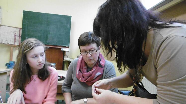 Wilma Schüßler, hier mit ihrer Enkelin Antonia Strebl, gestaltete ein Kreuz, "weil ich sehr gern bastele" .Foto: Regina Rinke