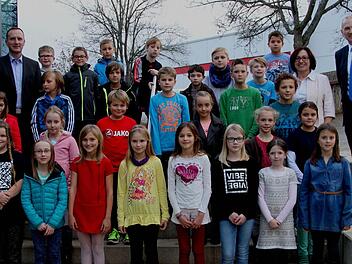 Diese Mädchen und Buben hatten sich in ihren Grundschulen als Schulsieger durchgesetzt und nahmen am Kreiswettbewerb teil; hier mit Eltmanns Bürgermeister Michael Ziegler (links), Raiffeisenbank-Vorstand Horst Brochloß-Gerner und Eltmanns Rektorin Angelika Schmitt (von rechts).