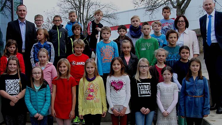 Diese Mädchen und Buben hatten sich in ihren Grundschulen als Schulsieger durchgesetzt und nahmen am Kreiswettbewerb teil; hier mit Eltmanns Bürgermeister Michael Ziegler (links), Raiffeisenbank-Vorstand Horst Brochloß-Gerner und Eltmanns Rektorin Angelika Schmitt (von rechts).