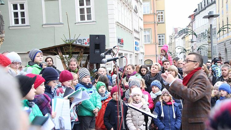 Den Anfang machten die vereinten Chöre der Lutherschule und der Grundschule Weitramsdorf. Foto: Simone Bastian