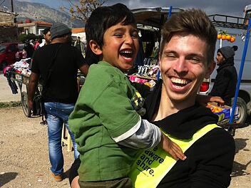 Christian Ludwig mit Ali, dem großen Bruder von Barshal - dem zweijährigen Jungen, den der Helfer vergeblich versuchte wiederzubeleben.  Foto: Christian Ludwig
