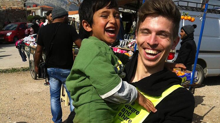 Christian Ludwig mit Ali, dem großen Bruder von Barshal - dem zweijährigen Jungen, den der Helfer vergeblich versuchte wiederzubeleben.  Foto: Christian Ludwig