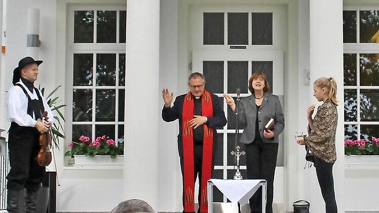 Gottes Segen erbaten Monsignore Dieter Olbrich und Pfarrerin Christel Melbert. Fotos: Werner Vogel