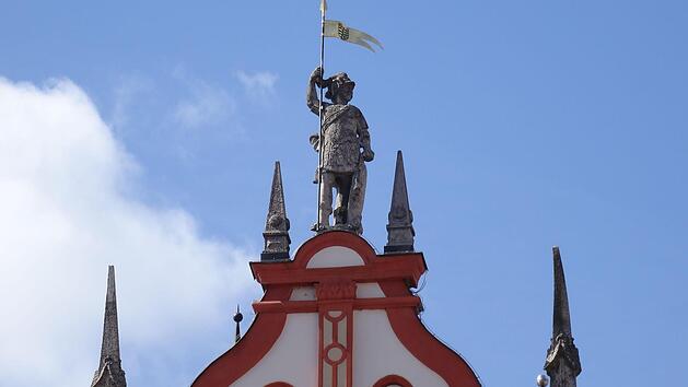 Die restaurierten Metall-Fahnen wurden am Donnerstag wieder montiert. Sie schm&uuml;cken die Figuren, die auf den Giebeln des Coburger Stadthauses stehen.Foto: Jochen Berger