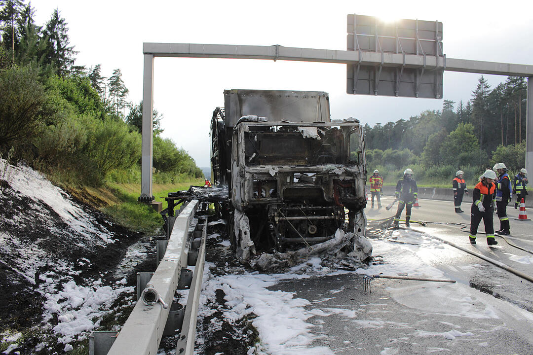 A9 bei Pegnitz: Sattelzug geht in Flammen auf