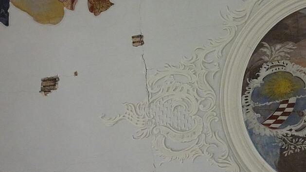 Zur ersten Feststellung von Schäden wurden kleine Teile an der Decke des Großwenkheimer Kirche geöffnet.     Foto: Anton Then