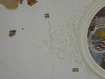Zur ersten Feststellung von Schäden wurden kleine Teile an der Decke des Großwenkheimer Kirche geöffnet.     Foto: Anton Then