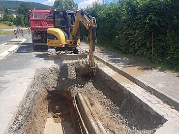 In der Römershager Straße ist es zu einem Bruch der Trinkwasserleitung gekommen. Foto: Björn Fröhlich