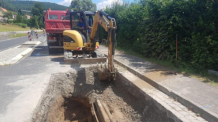In der Römershager Straße ist es zu einem Bruch der Trinkwasserleitung gekommen. Foto: Björn Fröhlich
