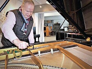 Klavierbaumeister Reinhold Pöhlmann beim Stimmen eines alten Flügels aus dem Hause "Steinway"  Foto: Werner Reißaus