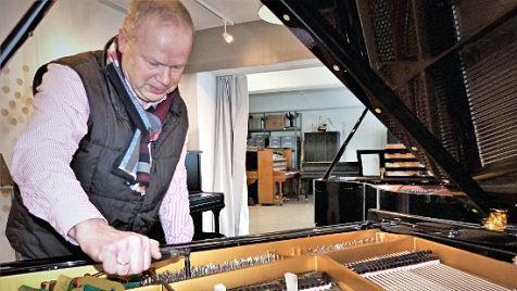Klavierbaumeister Reinhold Pöhlmann beim Stimmen eines alten Flügels aus dem Hause "Steinway"  Foto: Werner Reißaus