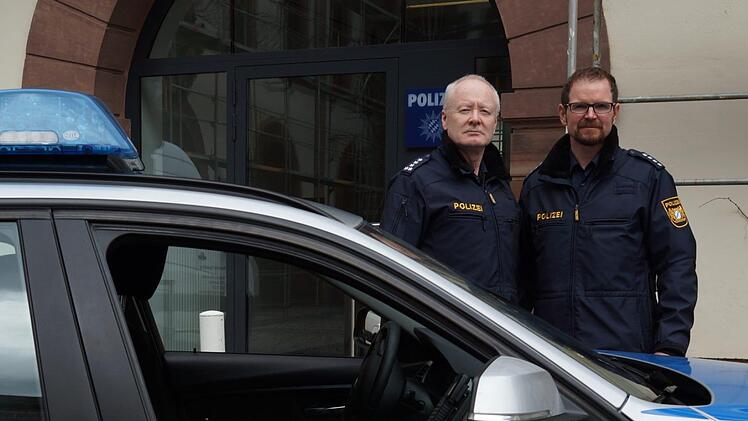 Alfons Hausmann (links), Leiter der Polizeiinspektion Hammelburg, hat mit Oliver Ebert einen neuen Stellvertreter. Foto: Arkadius Guzy
