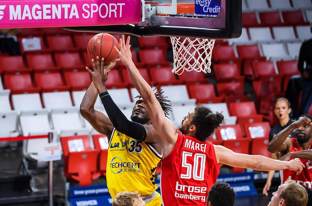 Der Berliner Topscorer Landry Nnoko (links) erzielt gegen Bamberg Assem Marei zwei seiner 15 Punkte. Foto: Daniel Löb/Poo via Kevin Voigt/Jan Hübner