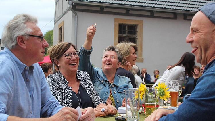 Es war noch etwas hell für die Sache mit den Feuerzeugen auf Konzerten. Aber das Publikum war eben lustig und voller Freude.