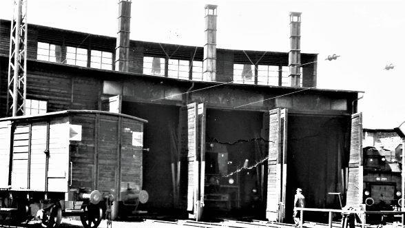 Ein Teil der Halle des Bahnbetriebswerks Pressig mit Drehbühne (im Vordergrund)Repro: Gerd Fleischmann