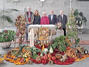 Festlich geschmückt war der Erntedankaltar in Garitz. Darüber freuen sich: (von links) Mirko Keß (Kirchenverwaltung), Bernadette Hoffmann (Kirchenverwaltung), Roswitha Koch und Wolfgang Koch (beide Obst- und Gartenbauverein) sowie Pfarrer Benno Ti...