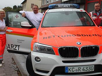 Obwohl sie derzeit in der Frankenwaldklinik arbeitet, ist sie ehrenamtlich noch als Rettungsassistentin im Einsatz. Julia Stumpf mit ihren Kollegen Mike Zeiner (Mitte) und Andreas Kristek. Foto: Veronika Schadeck