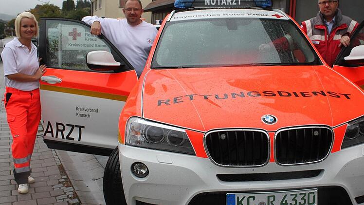 Obwohl sie derzeit in der Frankenwaldklinik arbeitet, ist sie ehrenamtlich noch als Rettungsassistentin im Einsatz. Julia Stumpf mit ihren Kollegen Mike Zeiner (Mitte) und Andreas Kristek. Foto: Veronika Schadeck