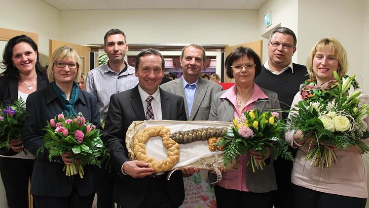 Sie freuen sich über den gelungenen Anbau. Mit im Bild: vordere Reihe: Die Ansprechpartnerin der Kinderkrippe Katja Will, Bürgermeister Norbert Gräbner, die Leiterin des Kindergartens Waltraud Schultheiß, Architektin Syndia Wiegand-Räse, hintere Reihe: die pädagogische Fachberatung Michaela Schneider, der Geschäftsführer von HTS, Thomas Kleylein.