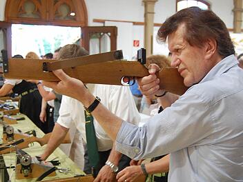 Auch IHK-Präsident Friedrich Herdan nahm am traditionellen Promi-Armbrustschießen teil. Fotos: Oliver Schmidt