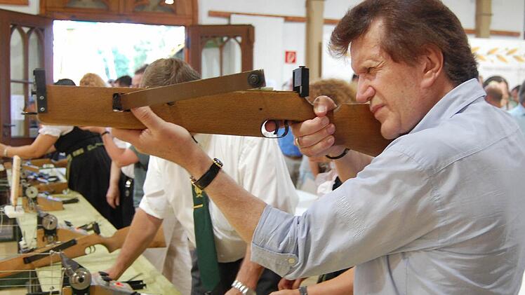Auch IHK-Präsident Friedrich Herdan nahm am traditionellen Promi-Armbrustschießen teil. Fotos: Oliver Schmidt