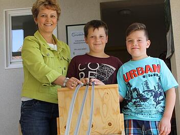 Die Kugelbahn in der Grundschule Wartmannsroth ist zwar eigentlich ein physikalisches Experiment, könnte aber auch symbolisch für das Konzept der Schule stehen: Wie auf den drei Bahnen können Kinder wie Erik (Mitte) und Laurin (rechts) die Eingangsstufe in ein, zwei oder drei Jahren durchlaufen. Schulleiterin Monika Hügel (links) hat die Einführung der Flexiblen Grundschule 2010 begleitet. Foto: Ralf Ruppert