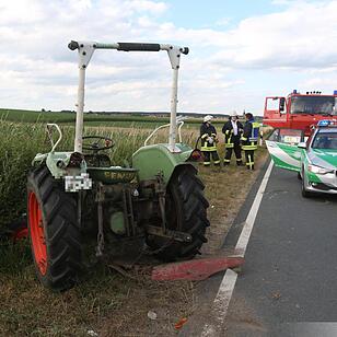Lkw-Abschlepp-Gespann rammt Traktor von der Strasse - Zwei Verletzte