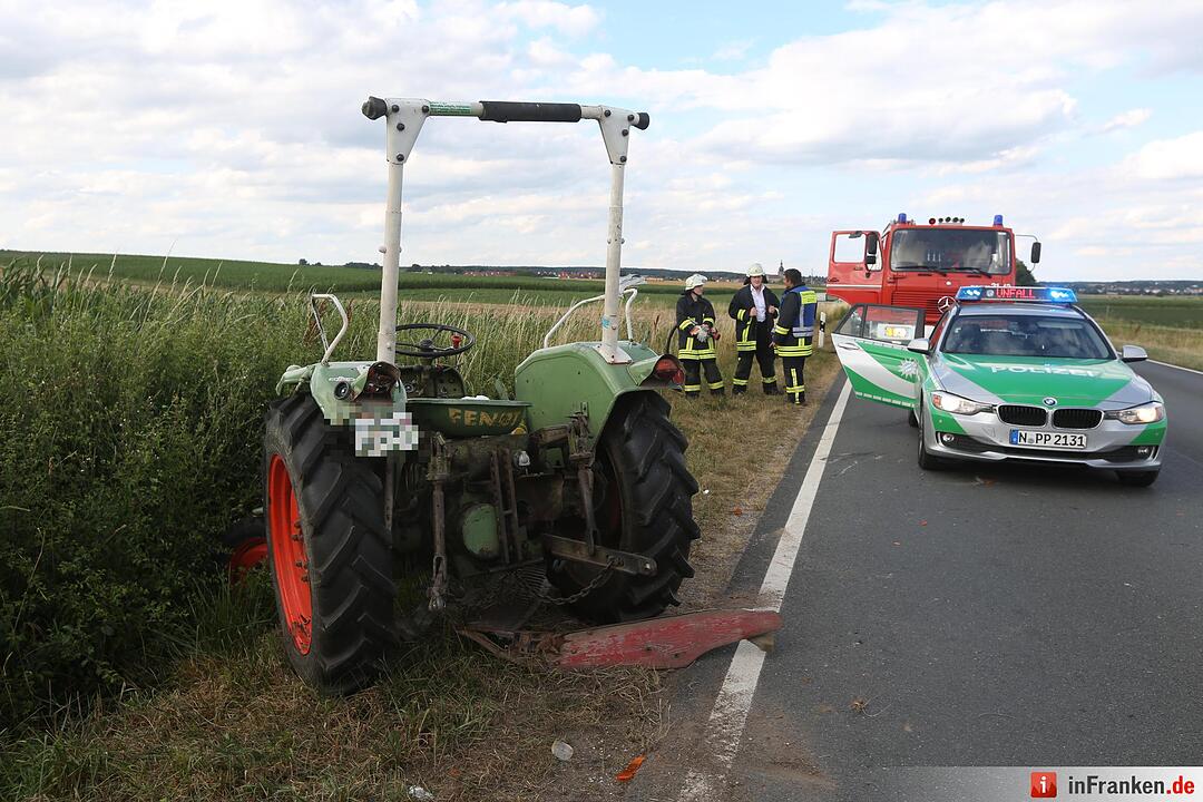 Lkw-Abschlepp-Gespann rammt Traktor von der Strasse - Zwei Verletzte