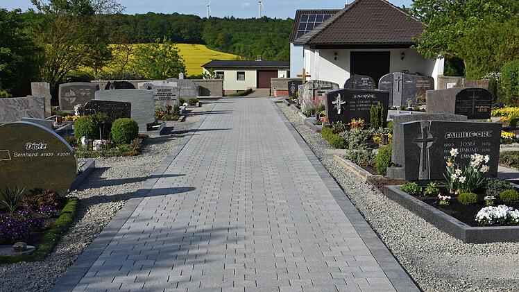Der Friedhof in Buch (im Bild), den die Bürger aus dem Ort seit 2014 in zwei Bauabschnitten neu gestaltet haben, sieht jetzt laut Bürgermeister Matthias Schneider "sehr freundlich" aus.