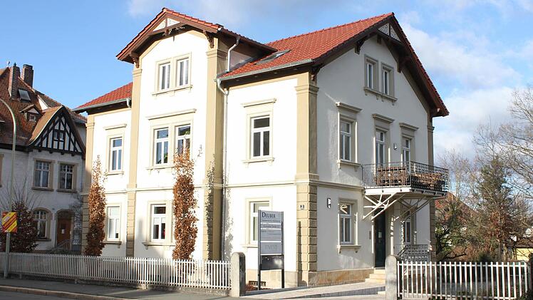 Die neue, hellere Fassadenfarbe und die nach historischem Vorbild unterteilten Fenster verhelfen dem Haus Kronacher Straße 31 von außen zum Strahlen.  Foto: Ramona Popp