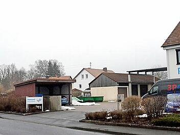 Hier an der B 85 links von der Einfahrt zur Firma Reinhardt in Gundelsdorf wird eine Lagerhalle errichtet. Der hier zu sehende Carport wird dafür abgerissen. Foto: eh